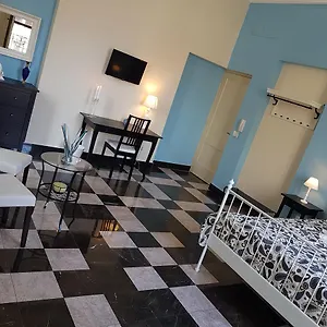 Central Suites Bed and breakfast